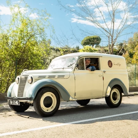 Socca Chips® celebrates the LEGENDS OF NICE with the JUVAQUATRE restored in the brand's colors!